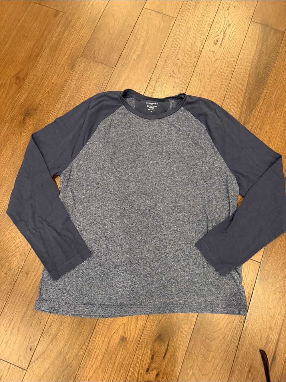 Banana Republic Quick Dry Long Sleeve Raglan Shirt - Medium - C27-173